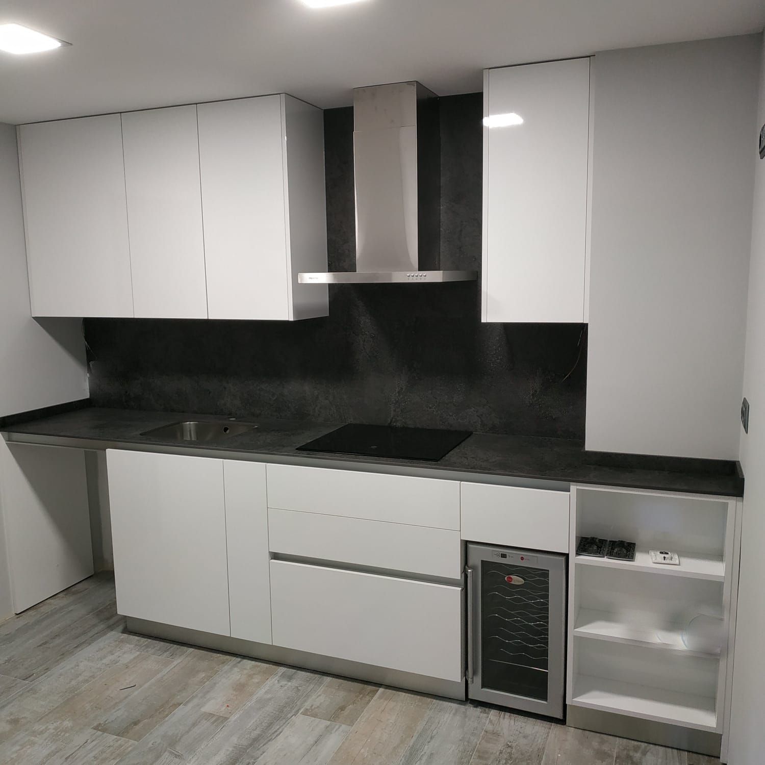 COCINA CON TIRADRO ASA Y PUERTAS DE MADERA