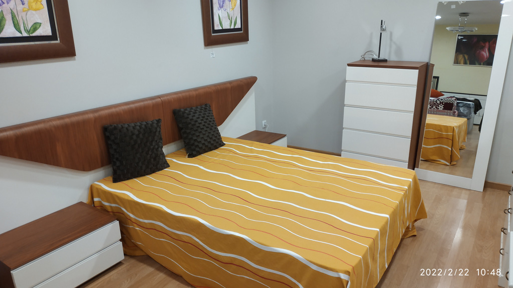 Dormitorio en chapa de nogal y laca en blanco brillo