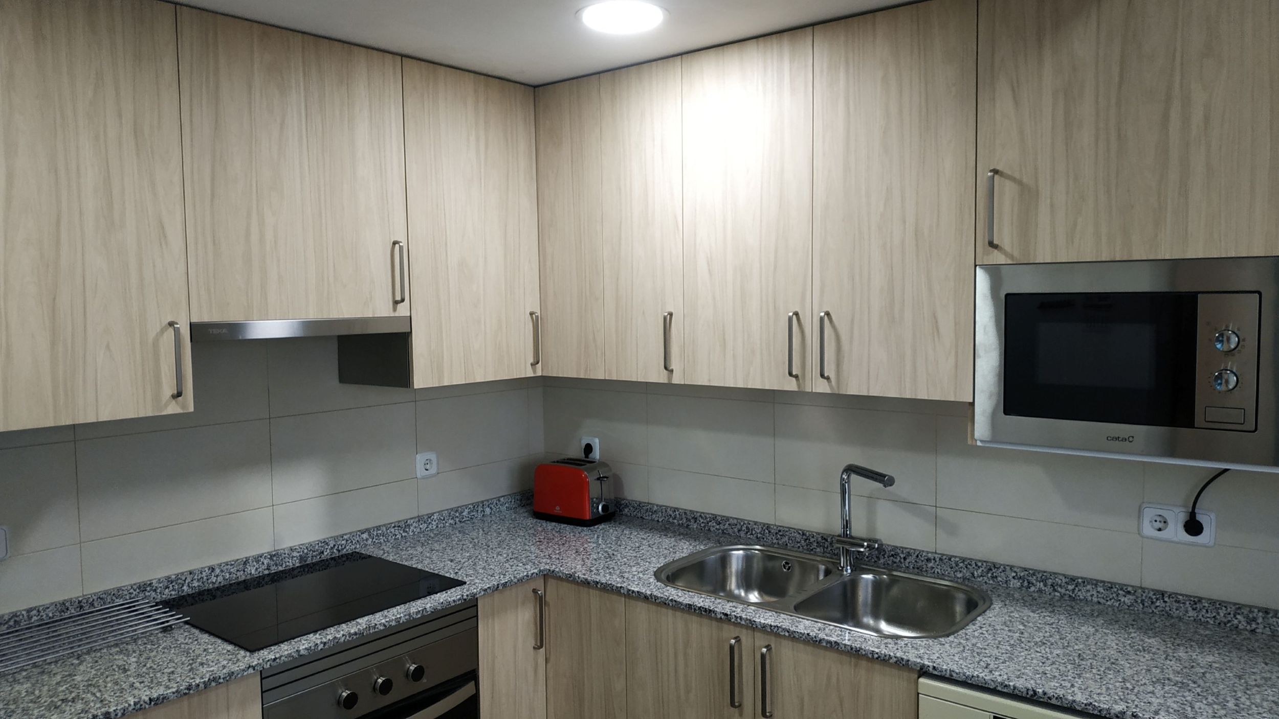 COCINA CON TIRADRO ASA Y PUERTAS DE MADERA