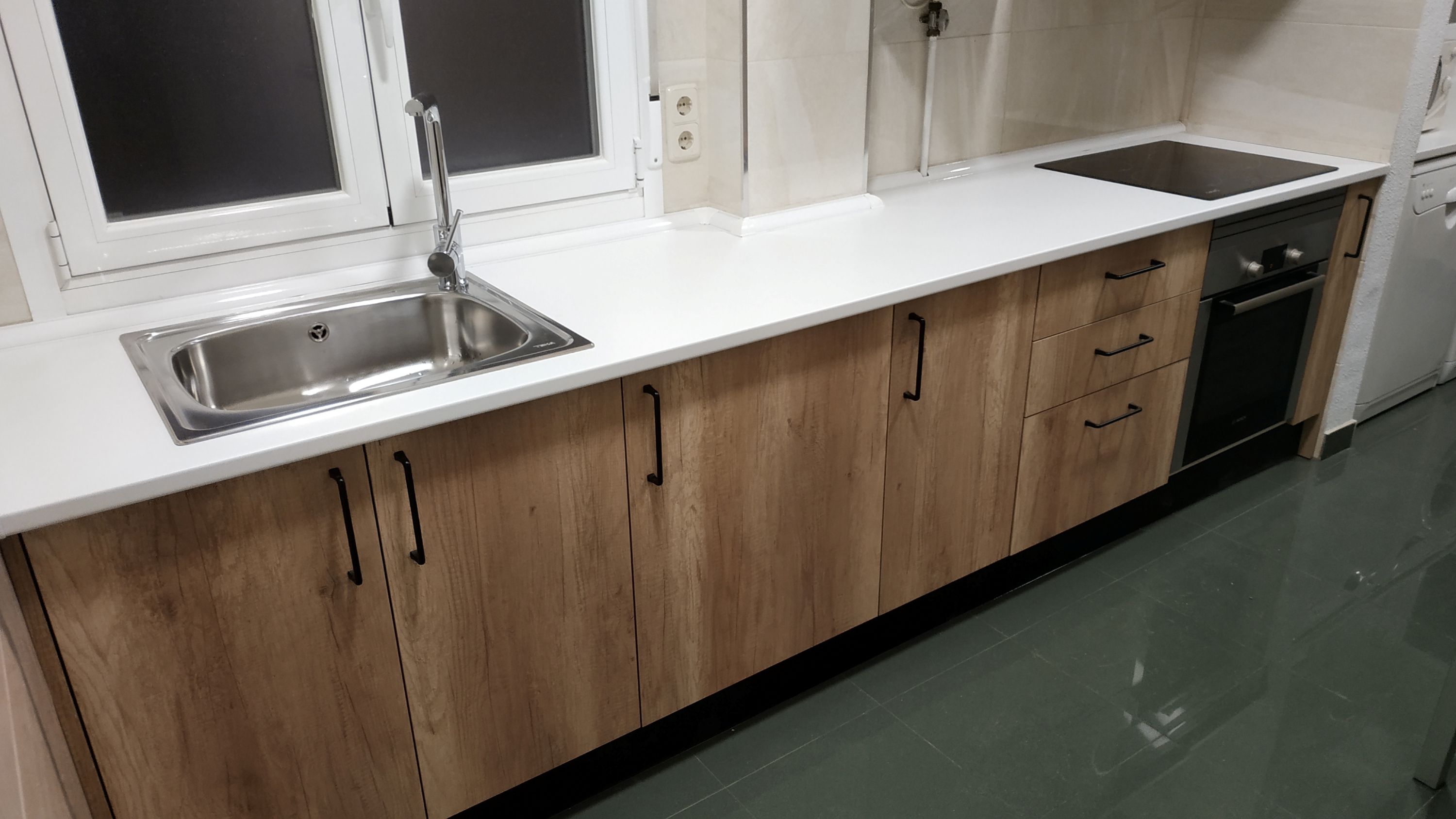 COCINA CON TIRADRO ASA Y PUERTAS DE MADERA